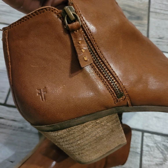 FRYE Judith Women's 9.5 cognac brown leather side zippers Ankle Boots booties - Picture 3 of 11